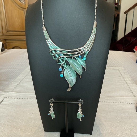 Pammy J Leaf Statement Silver Tone Necklace and Earrings Set